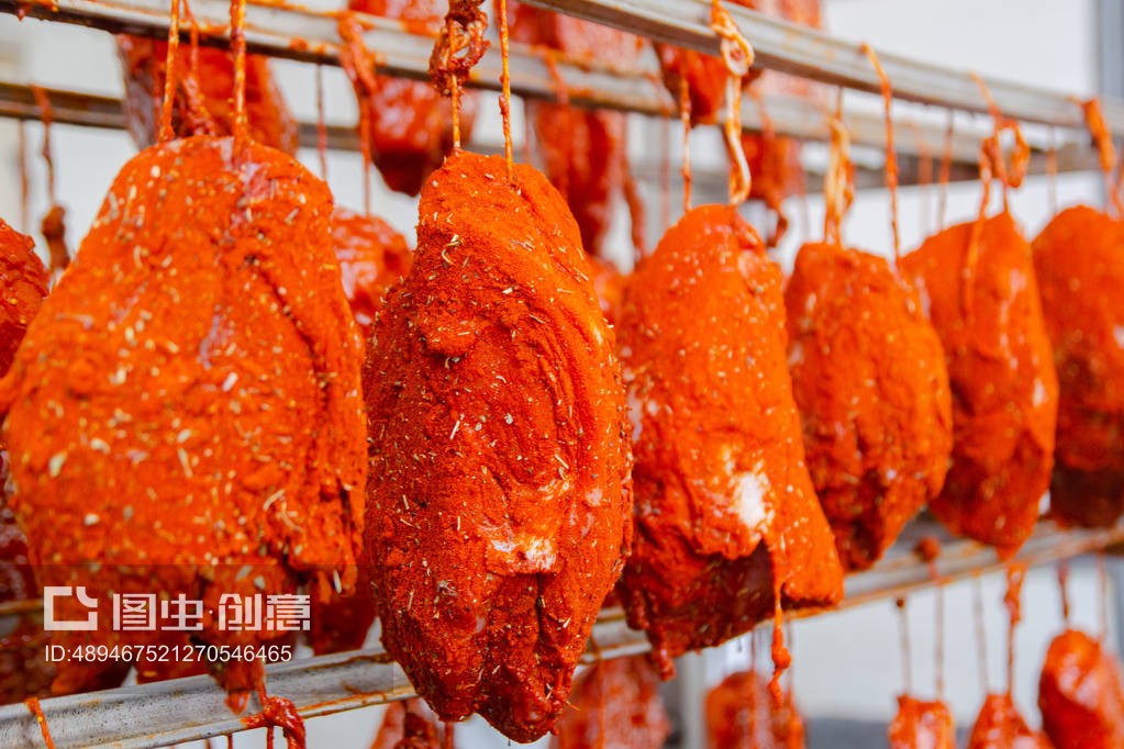 豬肉。熏制美食的生產(chǎn)線。香腸制品的工業(yè)制造。肉制品熏制室。Pork. The line for the production of smoked delicacies. Industrial manufacture of sausage products. Smokehouse of meat products.