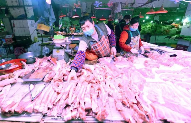 豬肉價(jià)格持續(xù)下降,肉制品價(jià)格為何沒有調(diào)整?