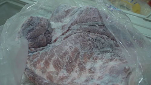 一家凍豬肉長毛 ,一家無生產(chǎn)日期 神農(nóng)架突擊檢查超市冷凍食品