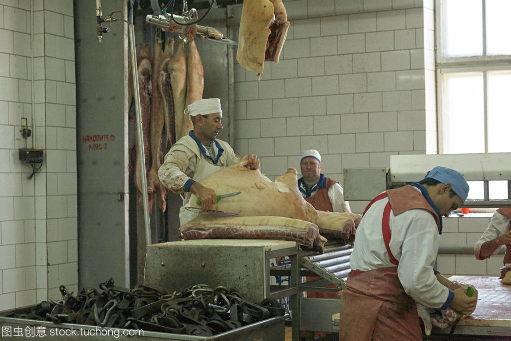 戈梅利, 白俄羅斯-2011年9月22日: 肉類加工廠。加工豬肉和牛肉。機(jī)器、機(jī)制和設(shè)備